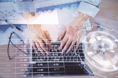 Arka planda bilgisayarda çalışan bir adamla piyasa grafiği iki katına çıktı. Mali analiz kavramı.