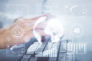 Arka planda ofiste bilgisayarda bilgisayarda yazan adam ile grafik çoklu pozlama. Sıkı çalışma kavramı. Closeup.