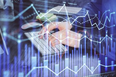 Arka planda ofiste bilgisayarda işadamı yazarak stok grafiği. Analiz kavramı. Çift Pozlama.