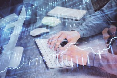 Arka planda ofiste bilgisayarda işadamı yazarak stok grafiği. Analiz kavramı. Çift Pozlama.