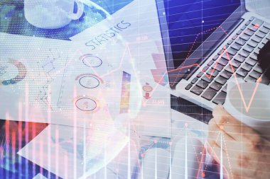 Arka planda ofiste bilgisayarda işadamı yazarak stok grafik çift pozlama. Zor iş kavramı.