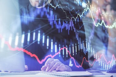 Arka planda ofiste bilgisayarda çalışan işadamı ile Forex grafiği. Analiz kavramı. Çift Pozlama.