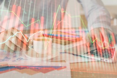 Arka planda ofiste bilgisayarda çalışan işadamı ile Forex grafiği. Sert çalışma kavramı. Çift Pozlama.