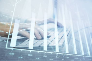 Arka planda ofiste bilgisayarda çalışan işadamı ile Forex grafiği. Sert çalışma kavramı. Closeup. Çoklu pozlama.