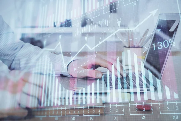 Multi exposure van aandelenmarkt grafiek met man werken op de computer op de achtergrond. Concept financiële analyse. — Stockfoto