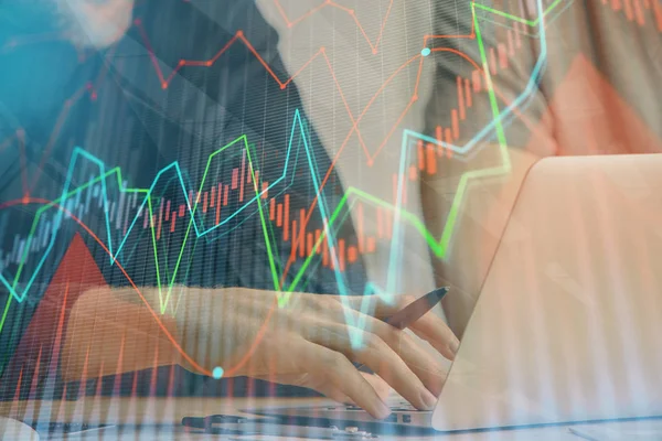 Forex-Graph mit Geschäftsmann Tippen auf dem Computer im Büro auf dem Hintergrund. Konzept der Analyse. Doppelbelastung. — Stockfoto