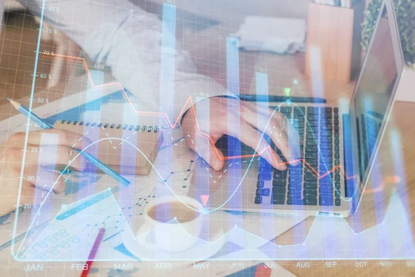 Forex-Graph mit Geschäftsmann, der am Computer im Büro im Hintergrund arbeitet. Konzept der Fleißarbeit. Mehrfachbelichtung. — Stockfoto