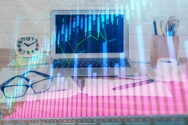 재정 차트그리기와 컴퓨터가 배경에 있는 테이블. 두 번 노출. 국제 시장의 개념. — 스톡 사진