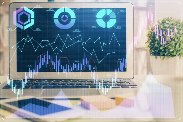 Gráfico financiero dibujo colorido y mesa con el ordenador en el fondo. Doble exposición. Concepto de mercados internacionales. — Foto de Stock