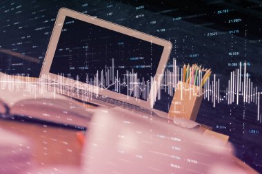 Arka planda eski pazar grafik hologramı ve kişisel bilgisayar var. Çifte maruziyet. Yatırım kavramı.