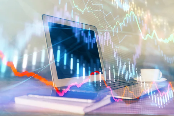 Holograma gráfico do mercado de ações desenhado em fundo de computador pessoal. Dupla exposição. Conceito de investimento. — Fotografia de Stock