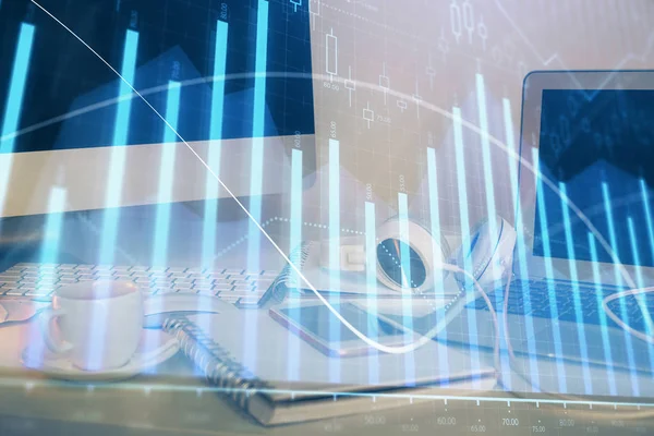 Gráfico de mercado de ações e tabela com fundo de computador. Exposição múltipla. Conceito de análise financeira. — Fotografia de Stock