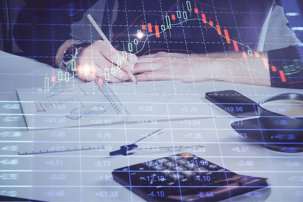 Dvojitá expozice člověka při analýze akciového trhu s forexovým grafem. — Stock fotografie