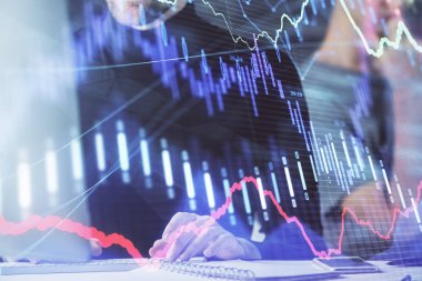 Arka planda ofiste bilgisayarda çalışan işadamı ile Forex grafiği. Analiz kavramı. Çift Pozlama.