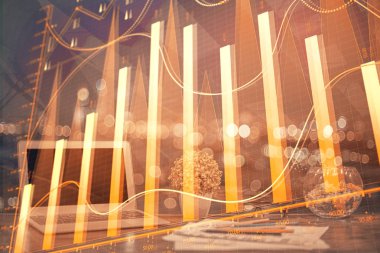 Finansal pazar grafiği hologramı ve kişisel bilgisayar arka planda. Çifte maruziyet. Önx kavramı.