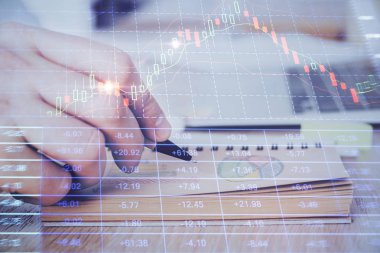 Borsa forex grafiği ile çoklu pozlama closeup eller.