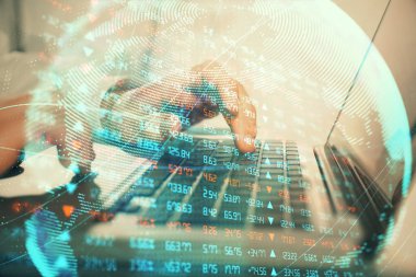 Arka planda dizüstü bilgisayarda çalışan iş adamlarının çoklu pozları. Uluslararası iş hologramı önde. Başarı kavramı.