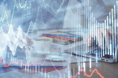 Arka planda ofiste bilgisayarda çalışan işadamı ile Forex grafiği. Sert çalışma kavramı. Çift Pozlama.