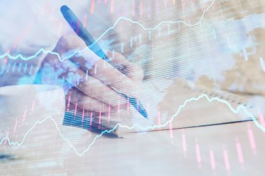 Forex grafiği, kadının elinde notlar alarak arka planda görüntülenir. Araştırma kavramı. Çift pozlama