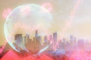 İş temalı hologram çizimine ve şehrin arka planına çifte maruz kalma. Başarı kavramı.