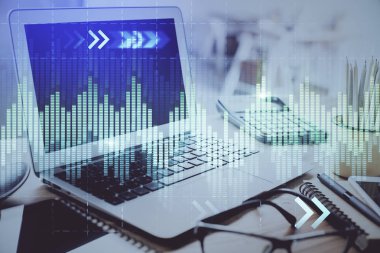 Masası ve kişisel bilgisayarı olan borsa grafiği. Çoklu maruz kalma. Mali analiz kavramı.