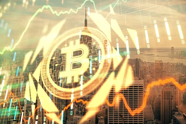 Dubbele blootstelling van crypto valuta thema hologram tekening en stad sluier achtergrond. Concept van blockchain en Bitcoin. — Stockfoto
