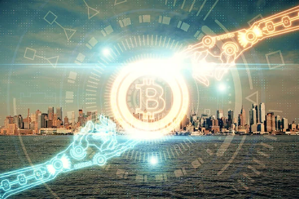 Διπλή έκθεση στο σχέδιο ολογράμματος κρυπτογραφημένου νομίσματος και στο φόντο της πόλης. Έννοια του blockchain και bitcoin. — Φωτογραφία Αρχείου