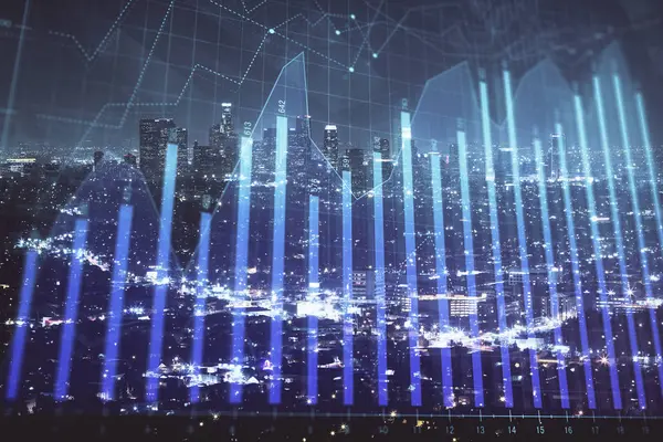 Gráfico financiero sobre paisaje nocturno de la ciudad con edificios altos de fondo multi exposición. Concepto de análisis . —  Fotos de Stock