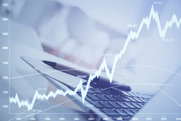Ologramma grafico Forex sul tavolo con sfondo del computer. Multi esposizione. Concetto di mercati finanziari. — Foto Stock
