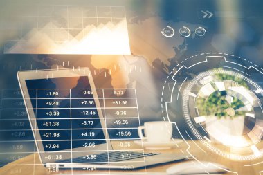 Masası ve kişisel bilgisayarı olan borsa grafiği. Çoklu maruz kalma. Mali analiz kavramı.