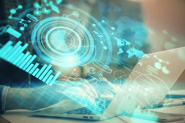 Arka planda dizüstü bilgisayarda çalışan iş adamlarının çoklu pozları. Uluslararası iş hologramı önde. Başarı kavramı.