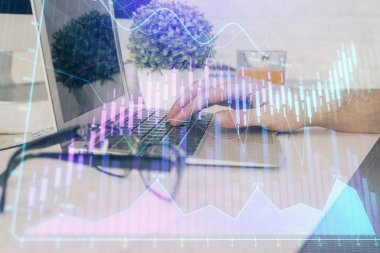 Arka planda ofiste bilgisayarda bilgisayarda yazan adam ile grafik çoklu pozlama. Sıkı çalışma kavramı. Closeup.