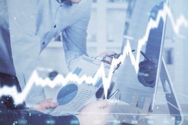 Arka planda ofiste bilgisayarda işadamı yazarak grafiğin çift pozlama. Zor iş kavramı.