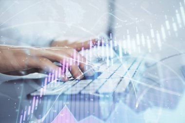 Arka planda ofiste bilgisayarda çalışan işadamı ile Forex grafiği. Sert çalışma kavramı. Closeup. Çoklu pozlama.