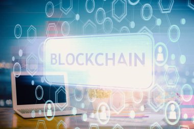 Engelleme zinciri ve kripto ekonomi temalı hologram ve bilgisayar geçmişi olan bir masa. Bitcoin kripto para kavramı.