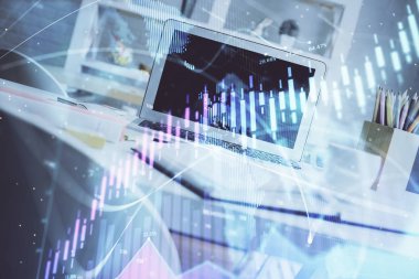 Masası ve kişisel bilgisayarı olan borsa grafiği. Çifte maruziyet. Mali analiz kavramı.