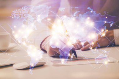 Arkaplanda iş simgeleri olan not defterinde yazan adamın çifte pozlandırılması.