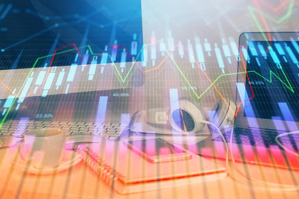 Ologramma del grafico del mercato finanziario e personal computer sullo sfondo. Multi esposizione. Concetto di forex. — Foto Stock