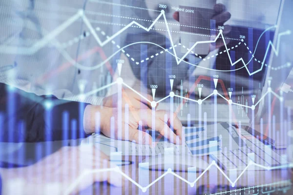 Adam arka planda ofiste bilgisayarda yazarak grafik Multi pozlama. Zor iş kavramı.