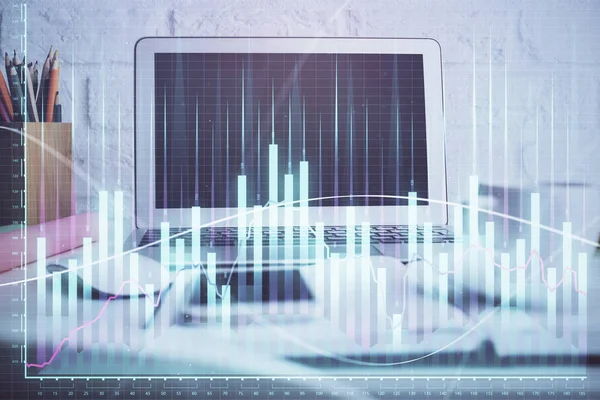 Gráfico de mercado de ações em segundo plano com mesa e computador pessoal. Dupla exposição. Conceito de análise financeira. — Fotografia de Stock