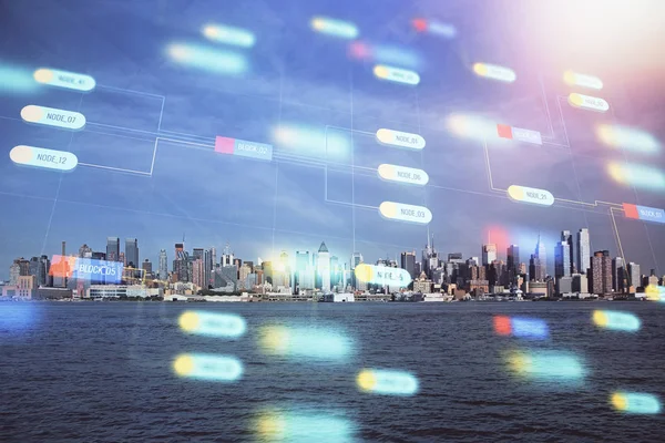 Veri temalı hologram gökdelenlerin arka planında çift pozlama ile şehir görünümüne çizim yapıyor. Teknoloji konsepti.
