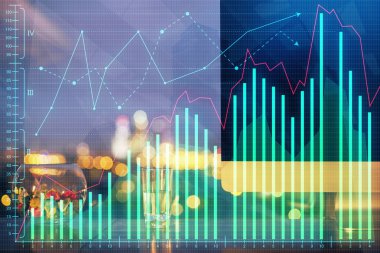 Grafik ve finansal bilgilere ve bilgisayar geçmişi olan çalışma alanına çoklu maruz kalma. Uluslararası çevrimiçi ticaret kavramı.