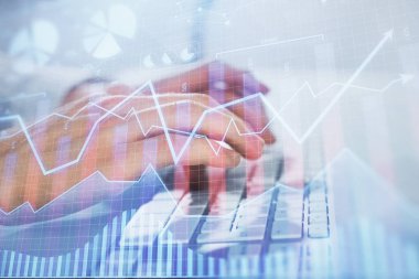 Arka planda ofiste bilgisayarda bilgisayarda yazan adam ile grafik çoklu pozlama. Sıkı çalışma kavramı. Closeup.