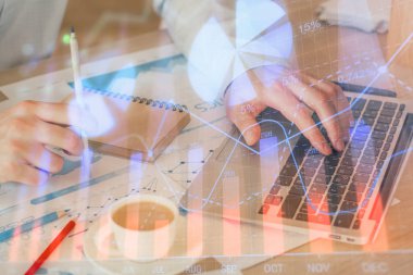 Arka planda ofiste bilgisayarda çalışan işadamı ile Forex grafiği. Sert çalışma kavramı. Çift Pozlama.