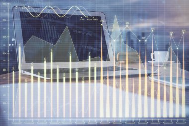 Arka planda eski pazar grafik hologramı ve kişisel bilgisayar var. Çifte maruziyet. Yatırım kavramı.