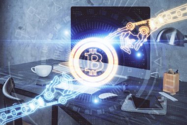 Blockchain temalı holograma ve bilgisayar arkaplanlı masaya çoklu maruz kalma. Bitcoin şifreleme para birimi kavramı.