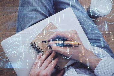 Forex grafiği ile borsa notları yapan adamın çift pozlama.