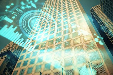 İş temalı hologram çizimine ve şehrin arka planına çifte maruz kalma. Başarı kavramı.