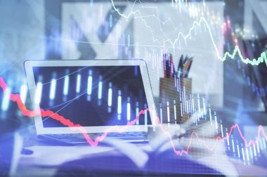 Masası ve kişisel bilgisayarı olan borsa grafiği. Çoklu maruz kalma. Mali analiz kavramı.