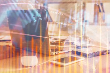 Finansal pazar grafiği hologramı ve kişisel bilgisayar arka planda. Çifte maruziyet. Önx kavramı.